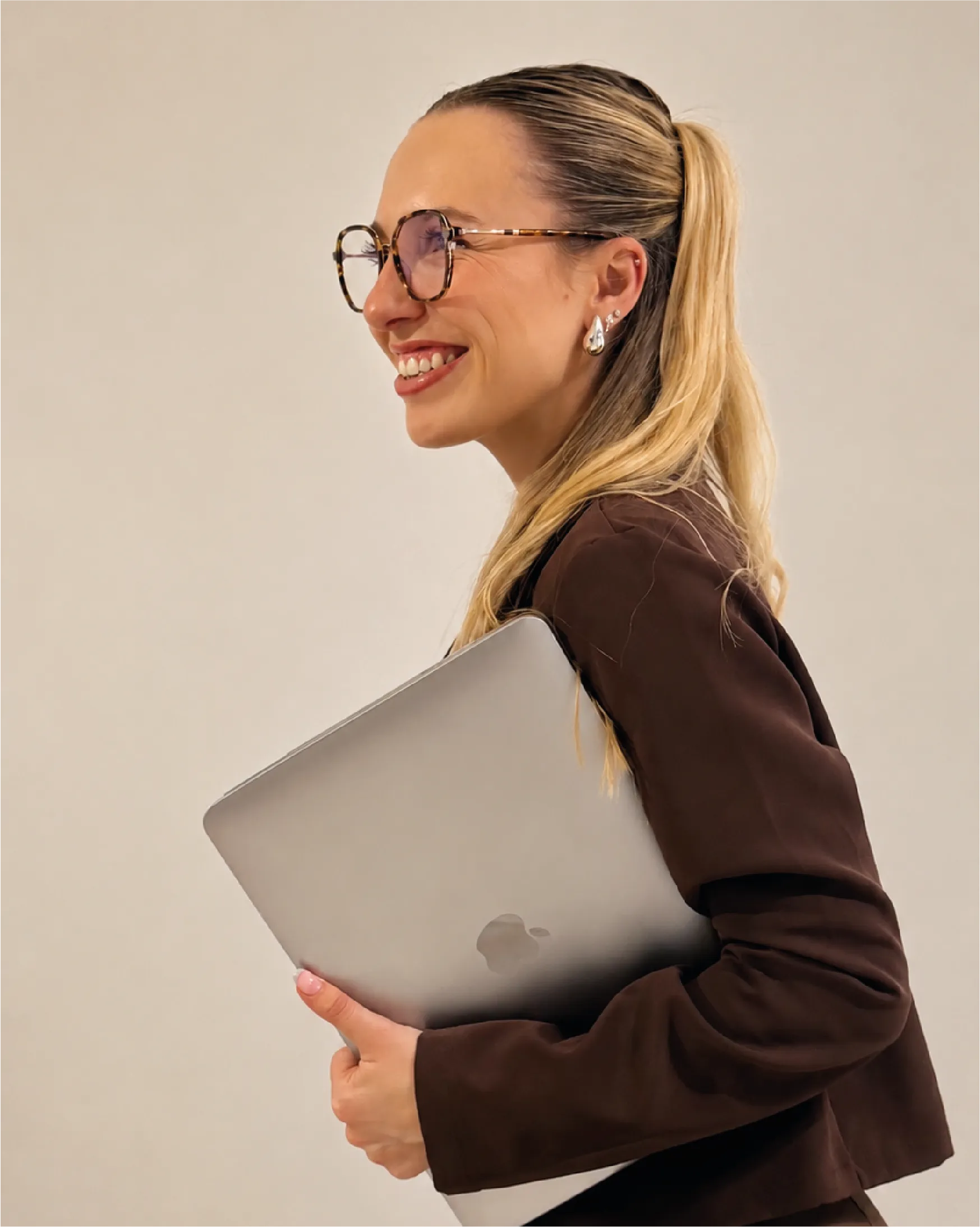 Federica Braconi, fundadora de efestudio, sosteniendo una notebook bajo el brazo.